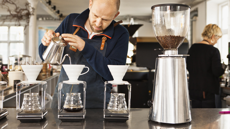 man-pour-over-800x450